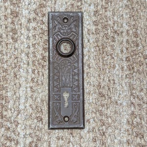 1 5/8 "x 5 1/2" Antike Sargent gestanzte Stahltürknopfplatten Um 1890