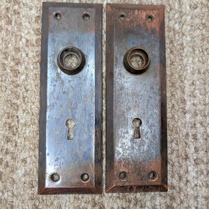 Paar 2 1/4 "x 7" Antique Japaned Stamped Steel Türknopfplatten