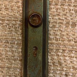 2" x 7 1/4" antik stämplad dörrknopp i stål