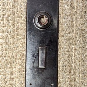 2 11/16 &quot;x 8 1/16&quot; antike Gusseisen Türknaufplatte mit schwingender Schlüssellochabdeckung #2582 1/2