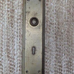 2 3/4" x 10" dörrknopp i antik mässingspläterad präglat stål
