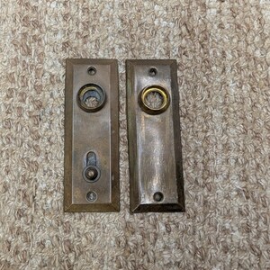 Set van twee antieke messing schuifslot deurknopplaten van 1 3/8" x 4".