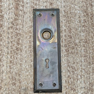 Deurknopplaat van antiek gestempeld messing, 2 1/4" x 7".