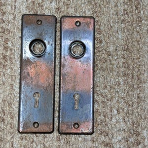 Paire de plaques de bouton de porte en acier estampé antique de 1 5/8 po x 5 1/2 po.