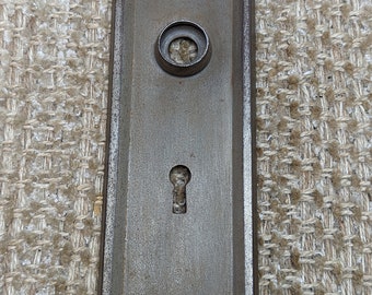 2 7/16" x 7 1/8" antiek gestempelde stalen deurknopplaat