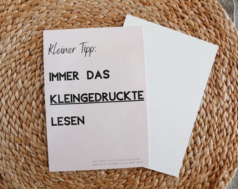 Könnte beinhalten: Eine rosa Karte mit schwarzem Text, der "Kleiner Tipp: IMMER DAS KLEINGEDRUCKTE LESEN" und "Was kommt jetzt gleich nach dem Gewinn, aber nichts ist wichtiger als die  "  lautet.