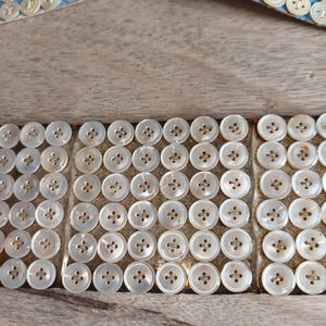 36 Kleine parelmoeren knoopjes, 10 mm, op kaart, jaren 40. 36 vintage kleine parelmoerknopen