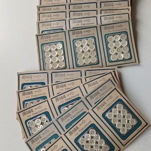36 Botones pequeños de nácar de 9mm, 10mm y 11mm distribuidos en una tarjeta grande, años 40. 36 botones vintage pequeños de nácar,