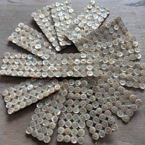 36 Botões pequenos em madrepérola, 8mm, em cartão, década de 1940. 36 botões vintage pequenos em madrepérola, 0"27