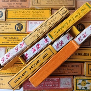 Anciennes étiquettes de blanchisserie monogrammes initiales, pour marquer le linge ,vintage French Laundry Label Initiales.