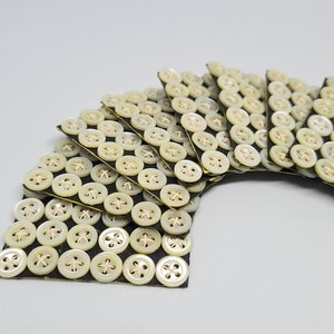 24 Kleine parelmoeren knopen, 9 mm, op kaart, jaren 40. 24 vintage kleine parelmoer knopen, 0"35 inch