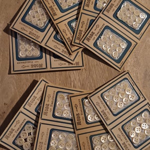 24 pequeños botones de nácar de 10 mm y 11 mm distribuidos en tarjeta doble, años 40. 24 pequeños botones vintage de nácar,