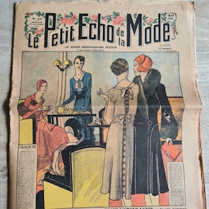Può includere: Una copertina di rivista vintage con un'illustrazione colorata di donne vestite con abiti alla moda degli anni '20. La rivista è intitolata "Le Petit Echo de la Mode" e il testo "Le Grand Hebdomadaire Féminin" è anche visibile. La copertina presenta un testo su un nuovo romanzo intitolato "Quand L'Amour Lutte" di Claire Aurerive.
