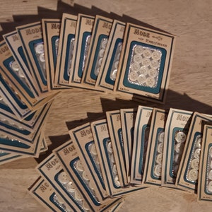 12 kleine parelmoeren knoopjes, 10 mm en 11 mm opgenaaid karton, jaren 40. 12 vintage kleine parelmoer knoopjes,