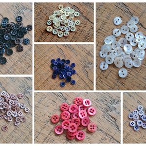 Op de afbeelding: Assortiment van 10 verschillende kleuren kleine, ronde knopen met twee gaten. De knopen zijn gemaakt van een glad, glanzend materiaal dat lijkt op parelmoer.