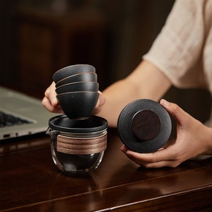 Delicioso juego de té de kungfu de viaje de cerámica, tetera portátil pequeña con tazas para infusiones