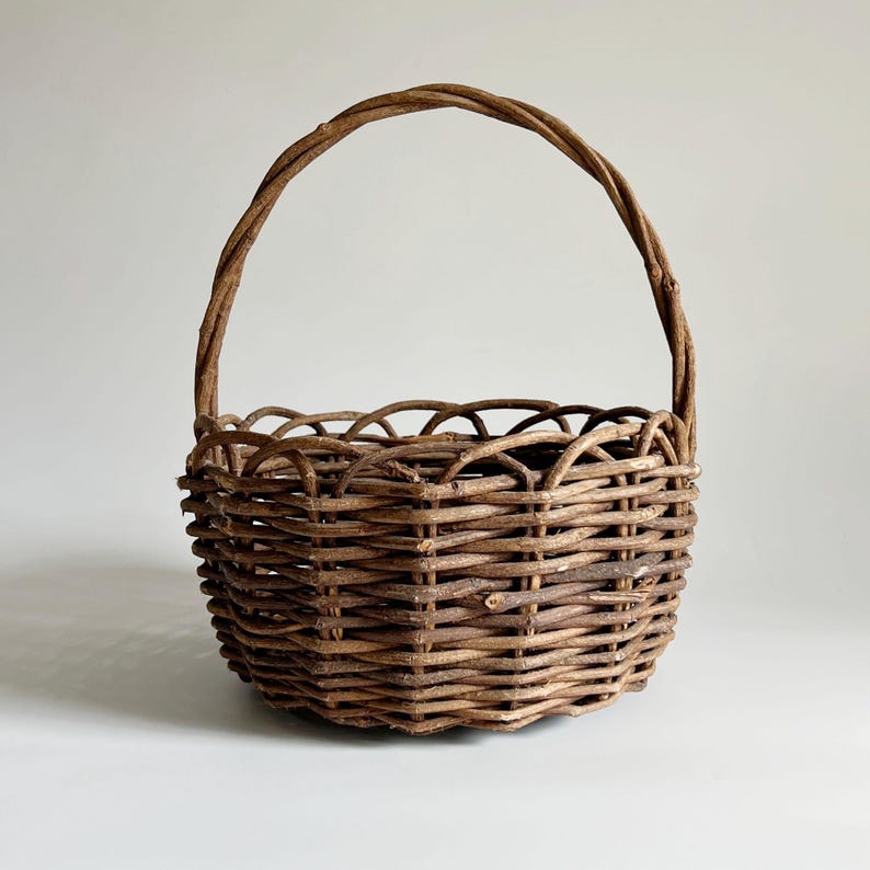 Cesta de mimbre hecha a mano con asa, decoración rústica primitiva