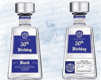 Könnte beinhalten: Zwei klare Tequila-Flaschen mit silbernen Verschlüssen und blauen Etiketten. Die Etiketten lauten "50. Geburtstag" und enthalten personalisierten Text. Ein Etikett lautet "David" und das andere "Jennifer". Die Flaschen sind mit "Tequila Reserva" beschriftet. Der Text "Neues anpassbares Tequila-Etikett" steht unten.