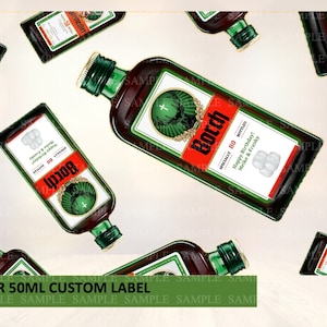 Puede incluir: Una botella de vidrio verde con una etiqueta roja y blanca que dice "Borch" y "Embotellado Especialmente 80". La etiqueta también tiene un logotipo de cabeza de ciervo y el texto "¡Feliz cumpleaños! Meike & Franky".