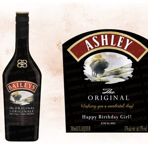 Peut inclure: Une étiquette de bouteille personnalisée noire et rouge avec le nom "Ashley" et le texte "The Original Wishing you a wonderful day! Happy Birthday Girl!"  24 juin 2021.  L'étiquette est conçue pour s'adapter à une bouteille de Baileys Irish Cream.