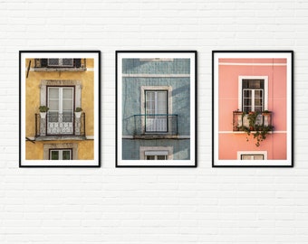 Gerahmtes Druck-Set von drei bunten Fenstern | 3 Stück Fotos von knallbunten Türen | Gelb Blau & Rot Balkone Architektur Fotografie