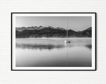 Barca a vela in bianco e nero Stampa incorniciata / Fotografia nautica Arte murale per soggiorno / Lago Di montagna Riflessi Foto paesaggio A2 A1