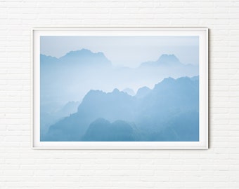 Misty Mountains Fotografia Stampa / Colori blu Nebbia in Misty Mountains / Natura pacifica Arte murale / Minimalista Scandinavo Wall Art A4 A3