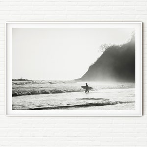 Impresión de fotografía de surf en blanco y negro / Surf Wall Art XL A4 A3 Prints / Surfer & Surfboard in Ocean / Tropical Beach / Surfer Gift Ideas