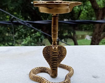 Estatua de serpiente cobra con lámpara incorporada / Escultura de latón con temática de serpiente, lámpara de aceite Diya, pieza decorativa religiosa KWB