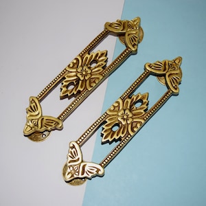 28 cm dörrhandtag med blommig rosett | Dörrhandtag i mässing med kraftigt mönster och fjärilshörn