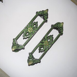 真鍮リブ付きフラワーデザインダブルドアハンドル | エレガントなバタフライエンドのヴィラドアプルセット