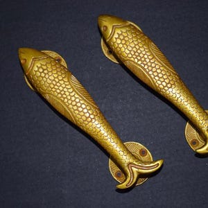 Tiradores de puerta con forma de atún (par) / Tiradores de armario decorativos de latón con diseño de pez marino KWB033