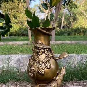 Vaso de flores em latão com design floral | Vaso com cobra e mangusto | Vaso decorativo para mesa de jantar | Peso: 3,7 kg aprox.