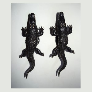 Juego de tiradores de puerta con base redonda de cocodrilo / Manija de puerta de entrada de cocodrilo salvaje de latón / Peso total: 1,4 kg aprox. Decoración de puerta de casa