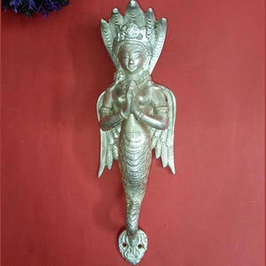 Tirador de puerta de sirena con alas en color plata / Manija de puerta de entrada Naag Kanya de latón / Peso: 1140 gramos aprox.