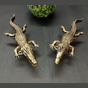 Lackerad mässingsdörrhandtag med alligatormotiv | Dörrhandtag i mässing med flodkrokodilform, par | Dörrbeslag OGL