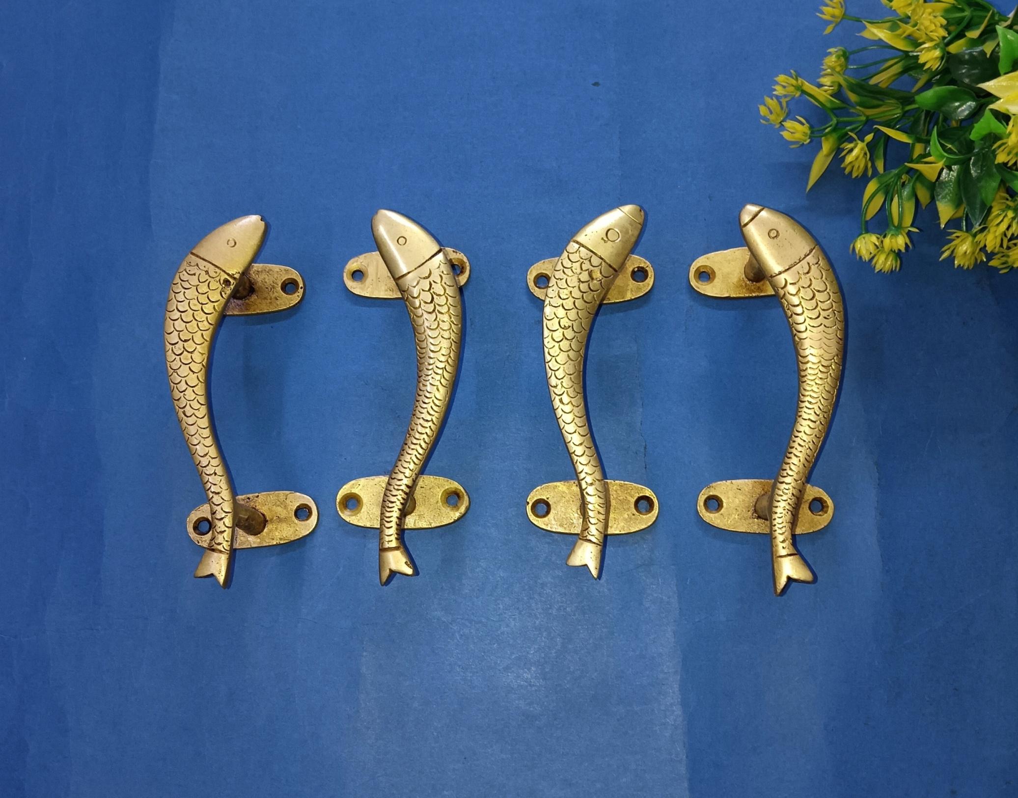 湾曲した魚の形をしたドア用取っ手 | 真鍮製航海テーマの食器棚用