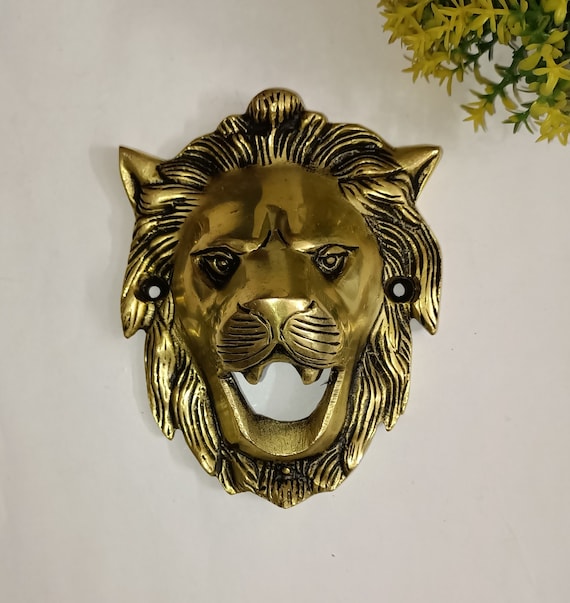ライオン頭部デザインの金属製プレート 2個セット！ 吠えるライオンの顔の形をした壁飾りアイテム | 真鍮製のショーピース