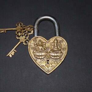 Lucchetto religioso per porta a forma di cuore in ottone / Lucchetto con design di divinità indù di buon auspicio Lakshmi Ganesha / Peso: 1 kg 85 grammi circa.