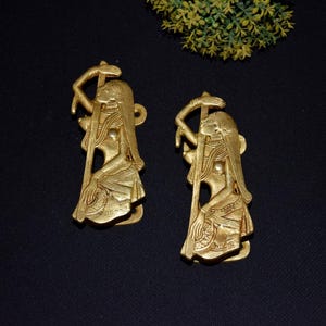 シタール楽器と女性デザインの食器棚取っ手｜真鍮製ミーラ女神型ドアプラーセット KWB