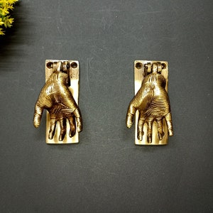 Affenhand Türklopfer Set 02 Stück | Lackierte Messing menschliche Hand einzigartige Tür Hardware Glocke