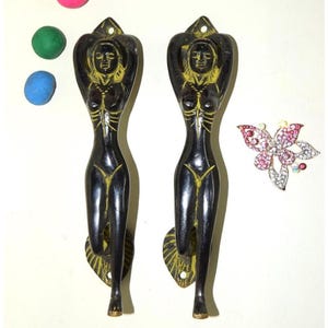 Maniglia per porta Relaxing Girl / Maniglia per porta da donna in ottone nei colori verde, nero e giallo