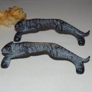 Puxador de porta em latão em formato de onça-pintada | Par de puxadores para armário com design de gato saltando KWB046