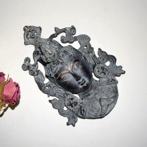 Adorno de pared con el rostro de Tara Devi / Escultura de pared de latón con temática victoriana para oficina KWB