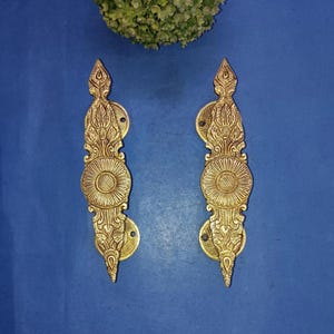 Coppia di maniglie per armadietti con incisioni a girasole / Maniglie decorative in ottone per porte KWB018