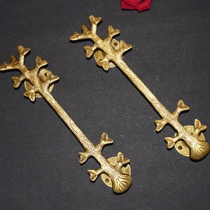 Bedårande garderobshandtag i mässing med lövgrenar | Dörrhandtag i 28 cm med naturtema