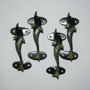 Puede incluir: Conjunto de cinco tiradores de puerta en forma de delfín negro y verde. Los tiradores están hechos de latón y tienen un acabado pulido.