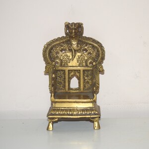 6.5'' pulgadas Vintage Yali Singhasan Deity Throne / Nazar Battu Reticulated Frame Brass Seating Chair / Peso- 825 gramos aprox.