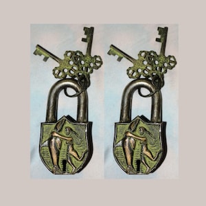 Cerradura de puerta de latón con diseño de Fishergirl / Candado con grabado de chica sosteniendo un delfín / Par de cerraduras