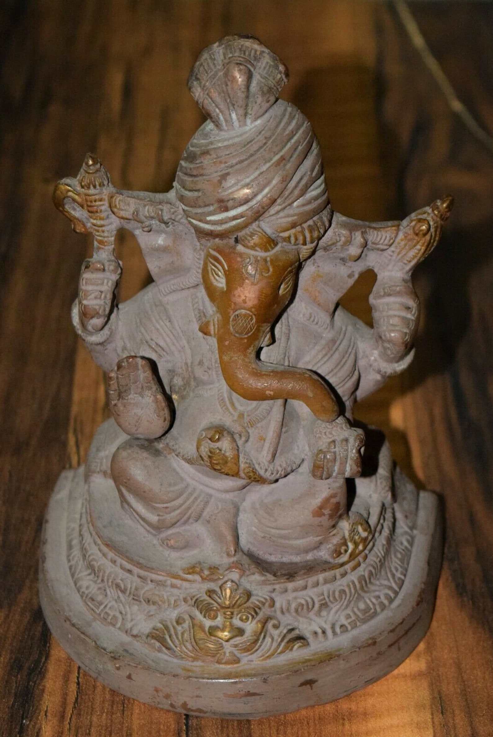 Purpledip Miniatur-Statue Chhatra Ganesha Under Canopy – Einzigartiges Sammlerstück Aus Messing, Geschenkidee